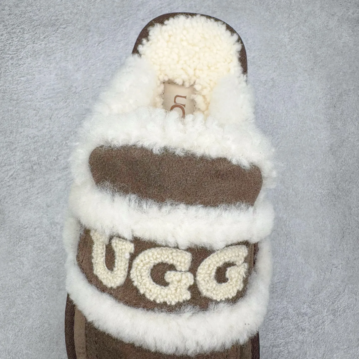 Pick up locally 💰 440 UGG slippers 1206 letter embroidered classic short-tube autumn and winter sheep fur all-in-one snow boots All shoes are made from the same factory as ZP Longfeng A-grade Australian imported sheep fur all-in-one Brand OEM production line Fully follow the ZP process flow OEM original pattern maker Adhere to no original shoes and no development selection Pay attention to every detail The most authentic version on the market TREADLITE "Light Wing" technology outsole Lightweight/durable/flexible/pile size: 35 36 37 38 39 40 Coding: by2936070